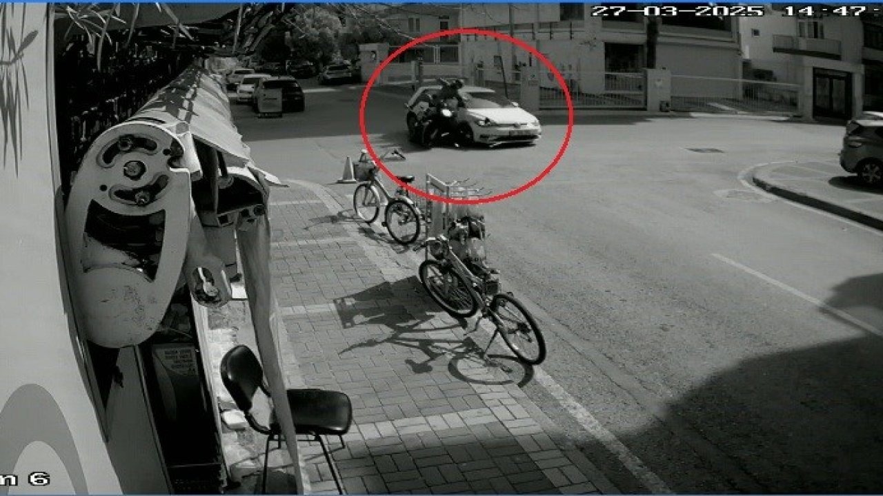 Otomobil ile motosiklet çarpıştı