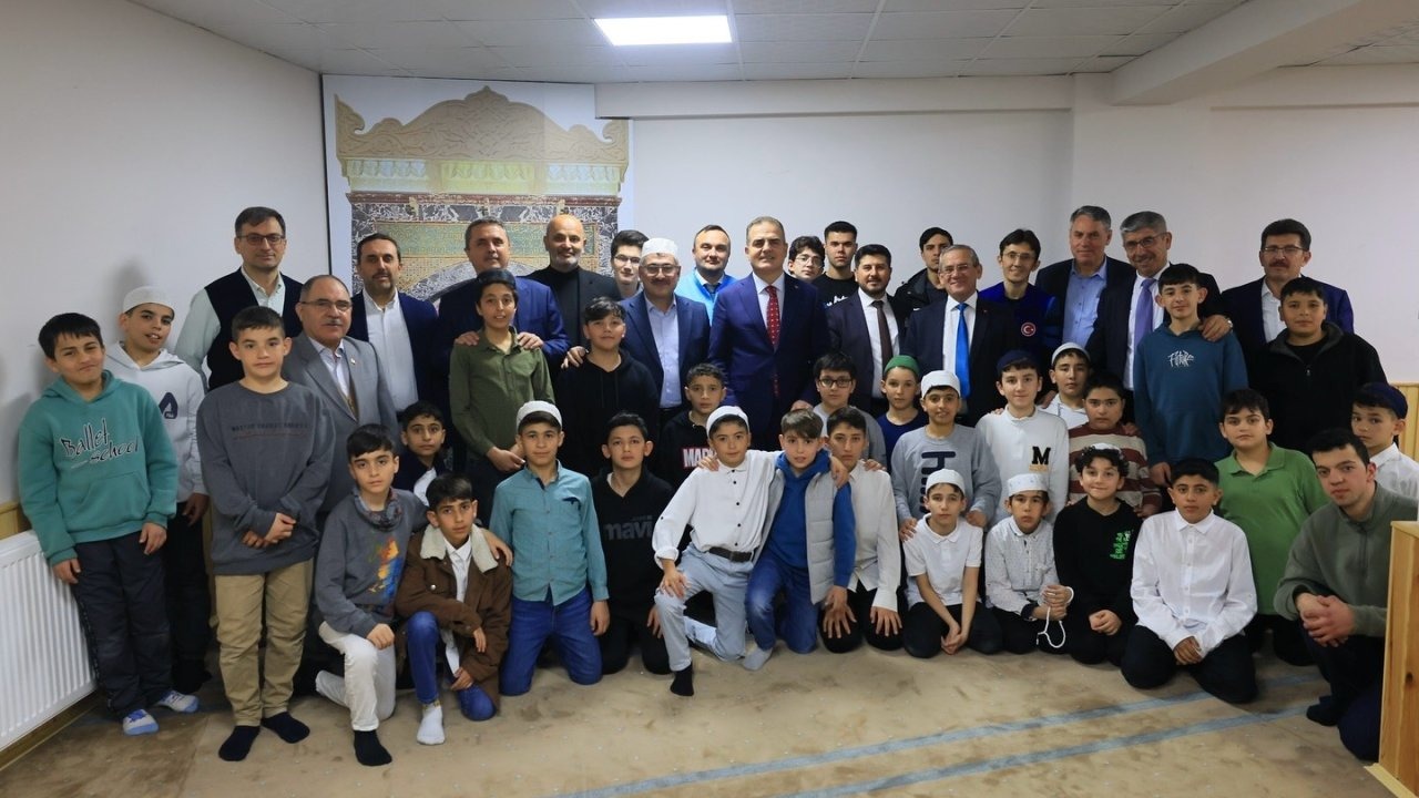 Vali Akbıyık, Kur’an Kursu’nda öğrencilerle iftar programında buluştu