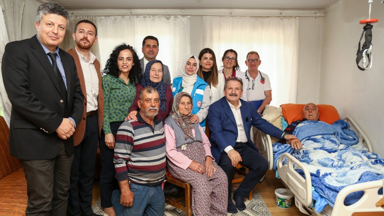 Sağlık müdüründen yaşlı çifte ziyaret