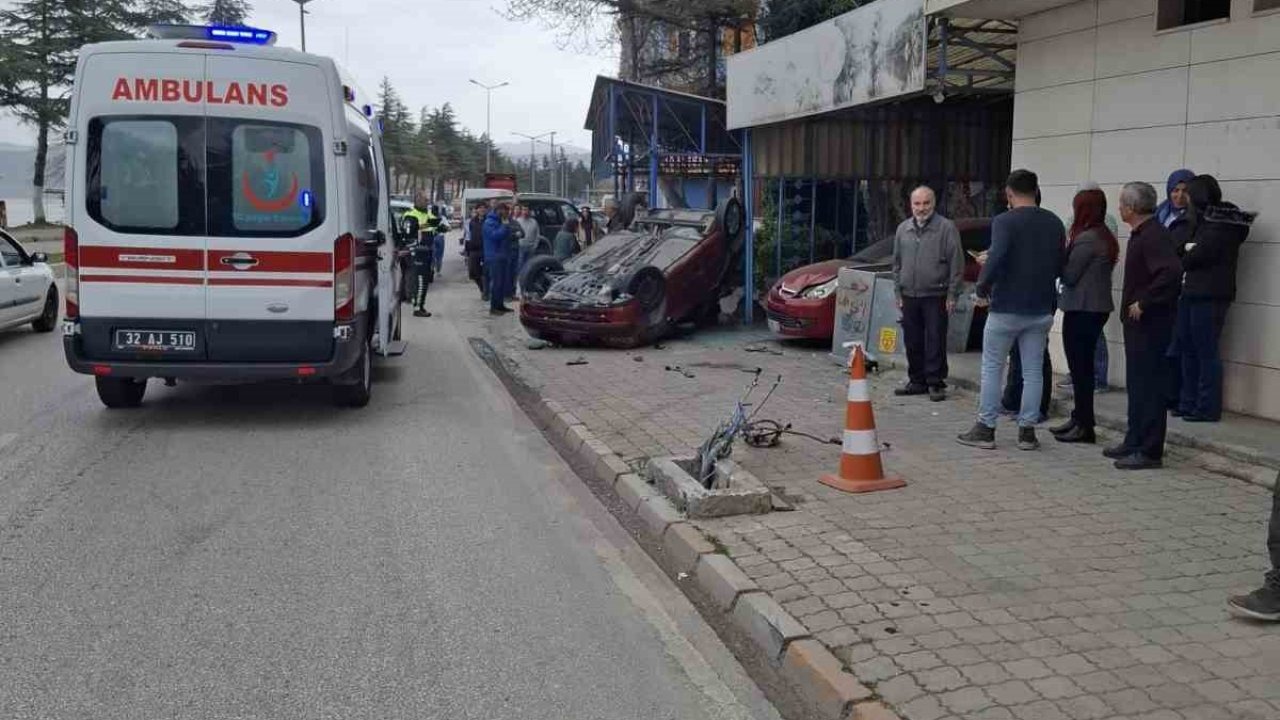 Elektrik trafosuna çarpan araç ters döndü: 2 yaralı