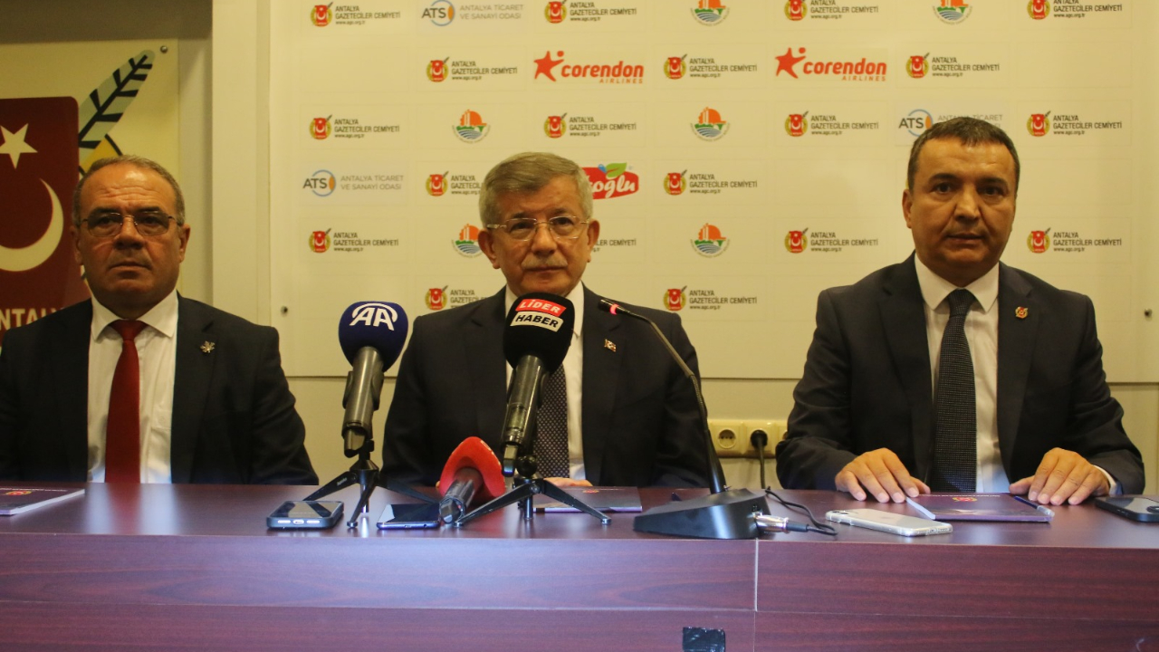Davutoğlu: “Gençleri Serbest Bırakın, Bayramı Aileleriyle Geçirsinler”
