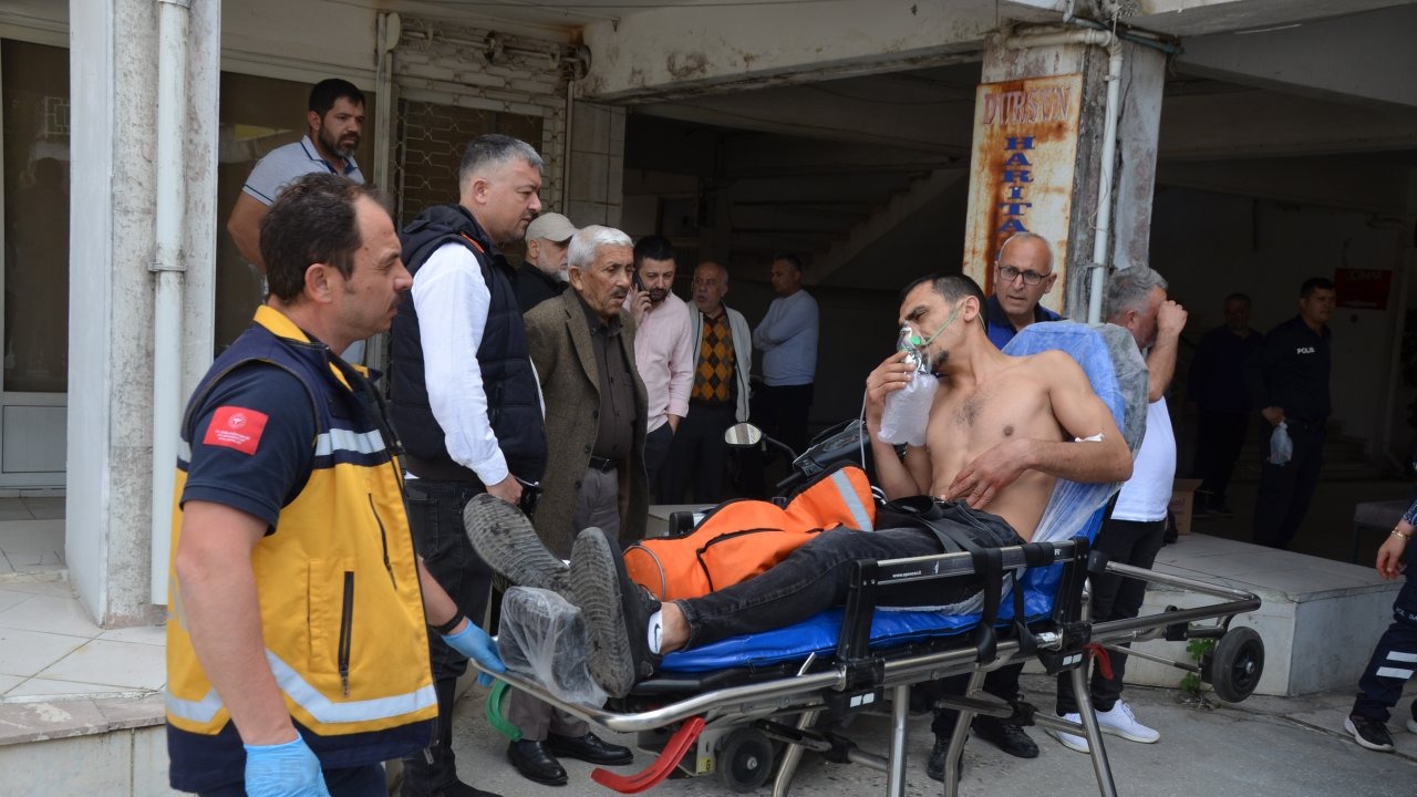 Baba ile oğlu kavgada birbirini yaraladı