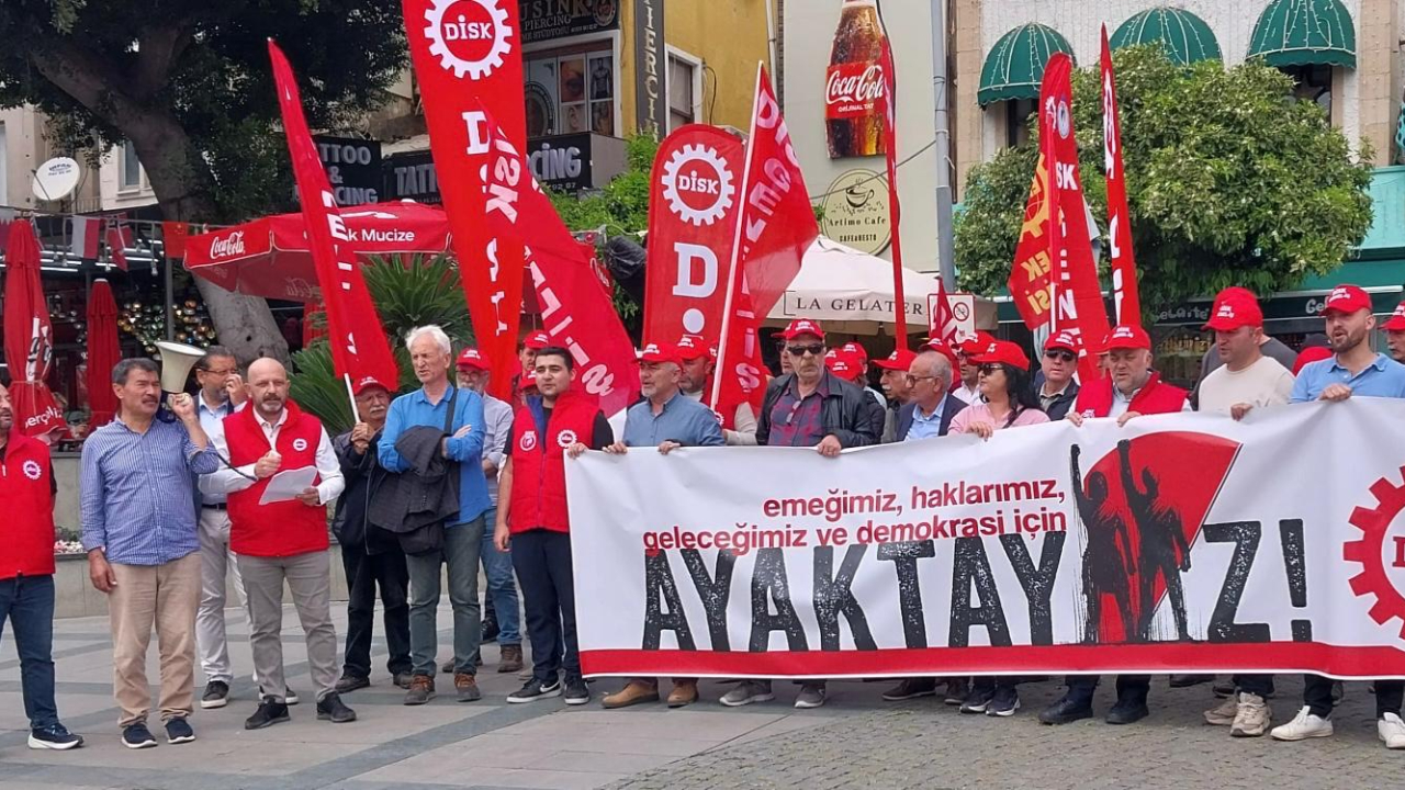 DİSK Akdeniz Bölge Temsilciliği'nden "Demokrasiyi Tutuklayamazsınız" Eylemi