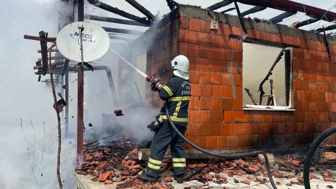 Çıkan yangında ev kullanılamaz hale geldi