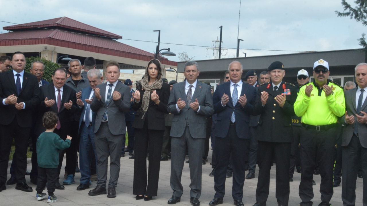 Antalya Valisi Hulusi Şahin, Antalya Şehitliği'ni Ziyaret Etti