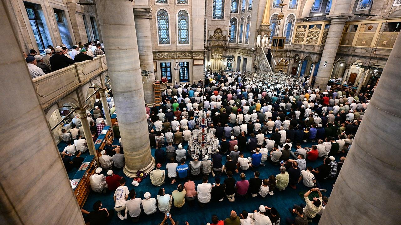 Camilerde Bayram Namazı Yoğunluğu: Antalyalılar Namaz Sonrası Bayramlaştı