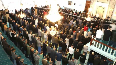 Burdur’da bayram namazında camiler doldu taştı