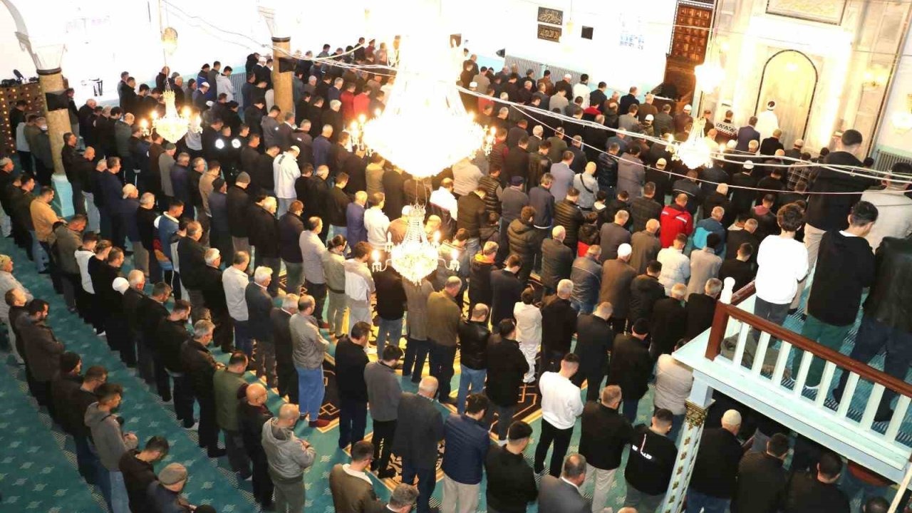 Burdur’da bayram namazında camiler doldu taştı