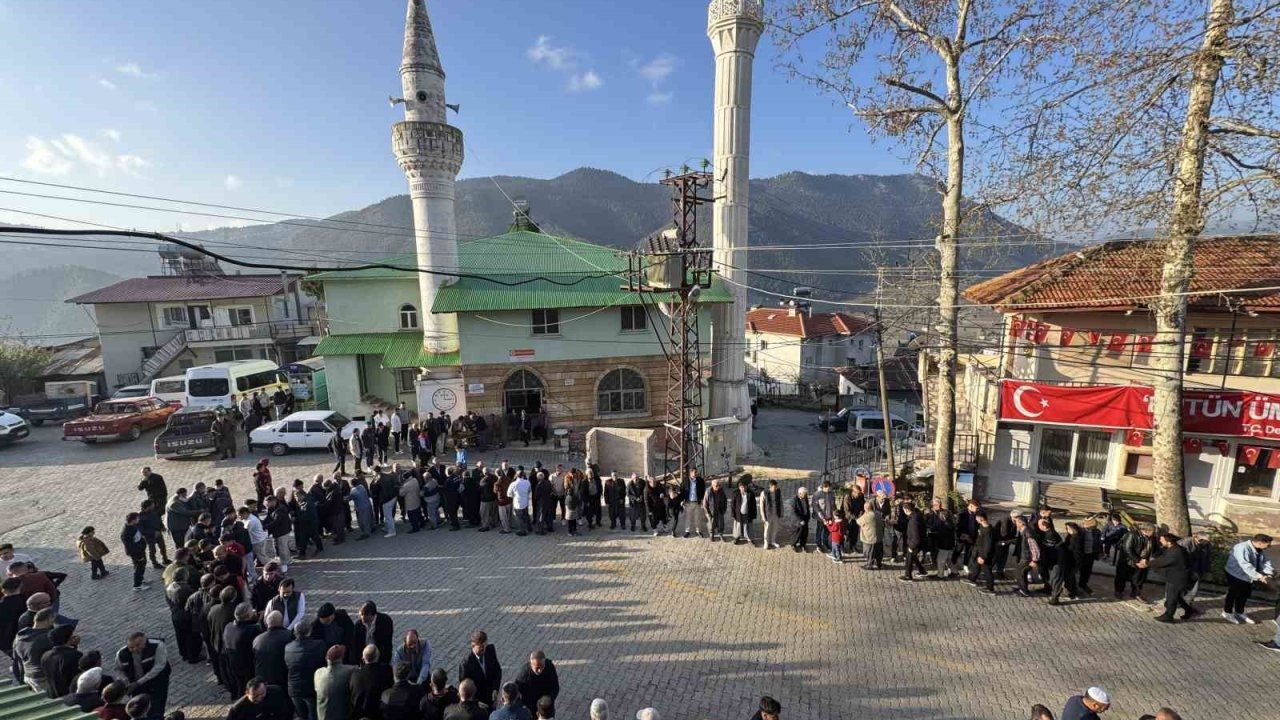 Mersin’de gelenek sürüyor, bayramlaşmak için kuyruk oluşturdular