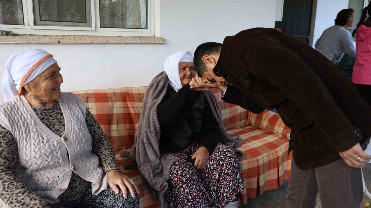 Başkan Ünlü, vatandaşlarla bayramlaştı