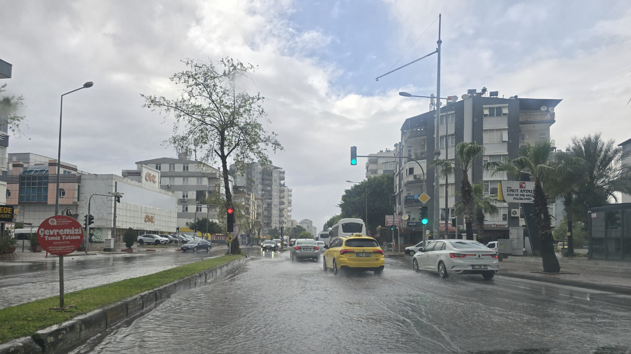 Antalya’da sağanak yağış etkili oldu