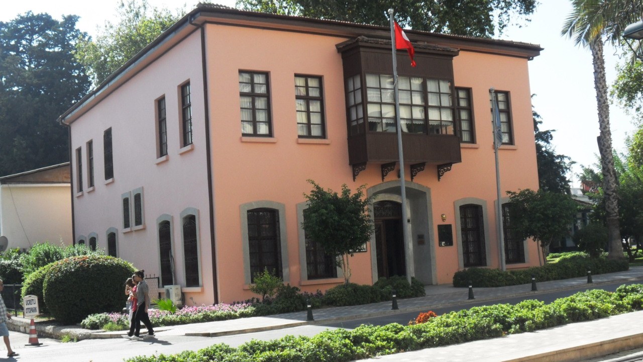 Atatürk Evi Müzesi Ziyaretçilerini Tarihi Yolculuğa Çıkarıyor