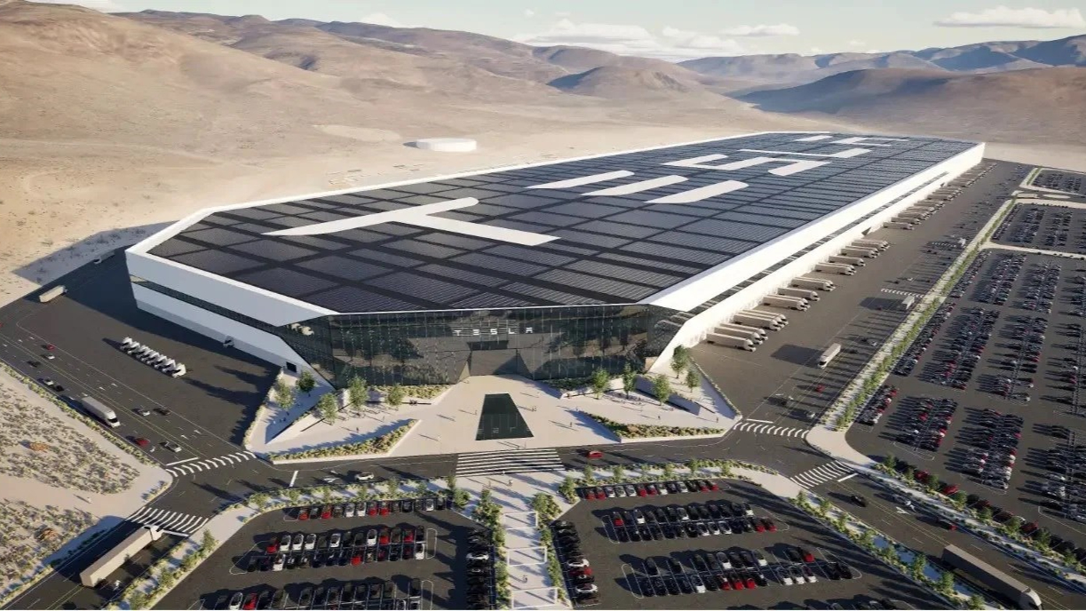 İtalya'da Tesla bayisinde 17 otomobil yandı