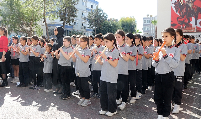 850 öğrenci flütle marş çalıp söyledi