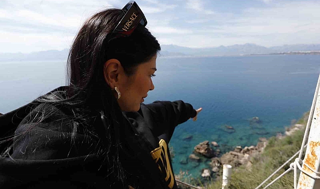 Akdeniz foku gözüne kestirdiği vatozu parçalayarak avladı