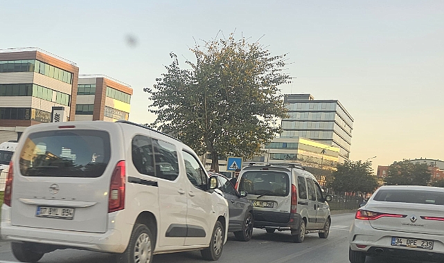Akşam Saatlerinde Maddi Hasarlı Trafik Kazası