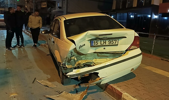 Alkollü sürücü park halindeki otomobile çarptı: 2 yaralı