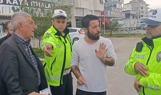 Antalya'da 3 araçlı zincirleme kazada yara almayan sürücüler arasındaki kavgayı vatandaşlar ayırdı