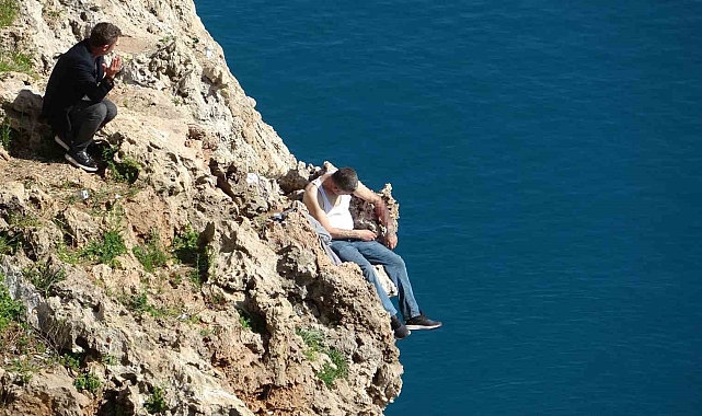 Antalya'da 40 metrelik falezlerin ucunda can pazarı