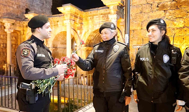 Antalya'da 8 Mart'ta görev yapan kadın polislere karanfil