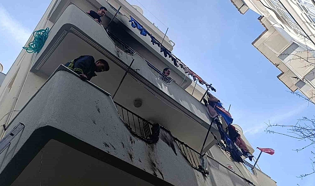 Apartmanın balkonunda çıkan yangını bina sakinleri söndürdü
