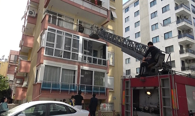 Balkondan merdivenle daireye giren ekipler yaşlı adamı uyurken buldu