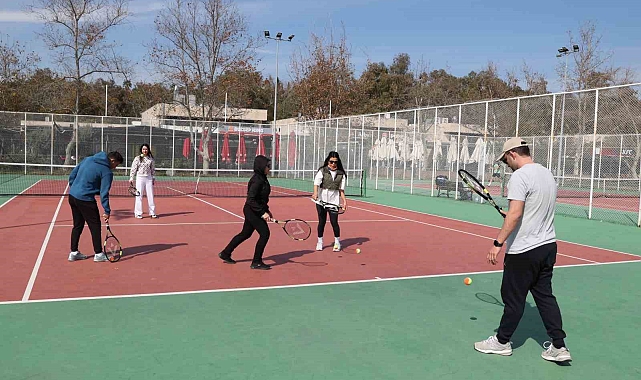 Büyükşehir Belediyesi'nden Ücretsiz Tenis Eğitimi