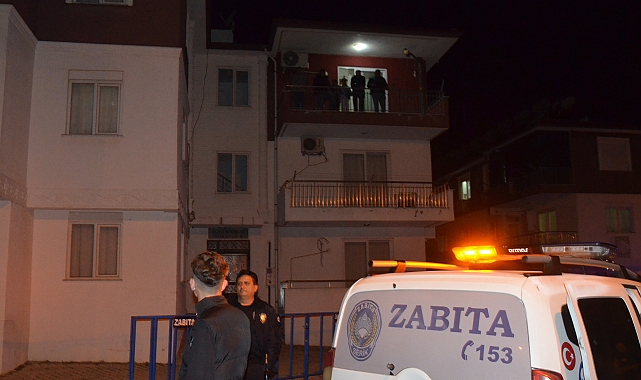 Derin çatlaklar nedeniyle boşaltılan binaya mührü kırıp, yeniden yerleştiler