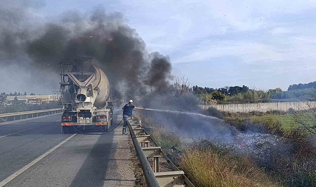 Dikkatsizlik Yangına Dönüştü! Araçtan Atılan Sigara Yol Kenarındaki Otlukları Yaktı