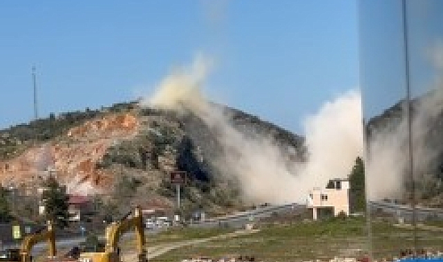 Dinamitle patlatılan dağdan düşen kaya parçaları karayolunu trafiğe kapattı