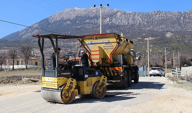 Elmalı'da zarar gören ve yıpranan yollar onarılıyor