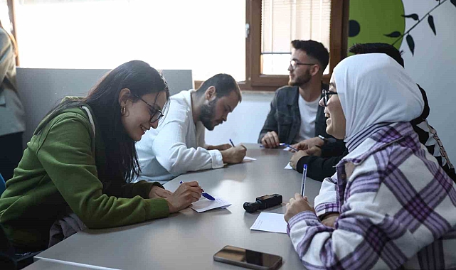 Gençlik Merkezi'nde pratik İngilizce konuşma etkinliği düzenledi