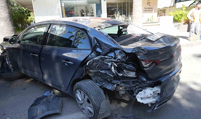 Halk Otobüsü Park Halindeki 4 Araca Çarptı, Ortalık Savaş Alanına Döndü
