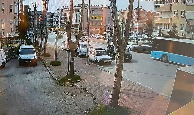 Halk otobüsü park halindeki araçlara çarpıp, kafeye girdi; 4 yaralı