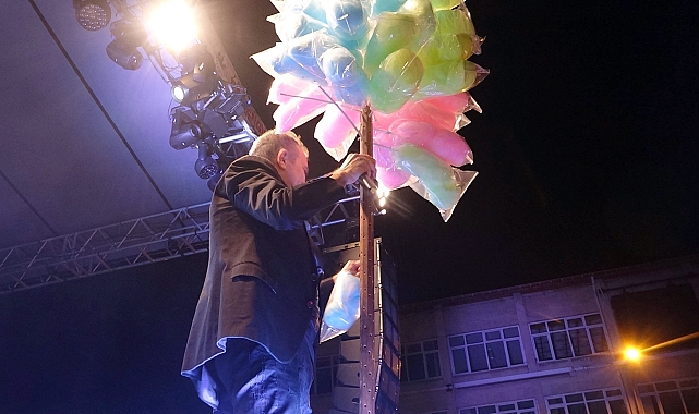 Haluk Levent, konserde pamuk şeker dağıttı