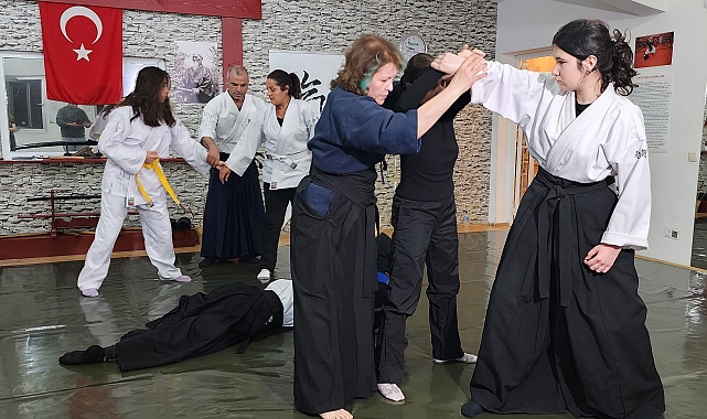 Hemcinslerine aikido öğretiyor
