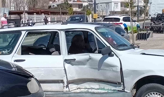 Kazadan Yara Almadan Kurtuldu, Aracında Oturup Üst Üste Sigara İçti