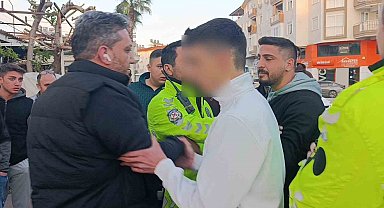 Kazayı gören vatandaş 'trafik polisi' rolüne girince ortam gerildi