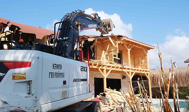 Kemer'de kaçak yapı yıkıldı