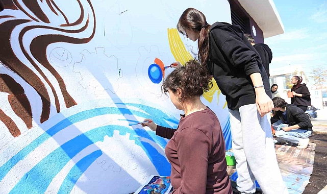 Kepez'de 8 Mart'a özel duvar resmi