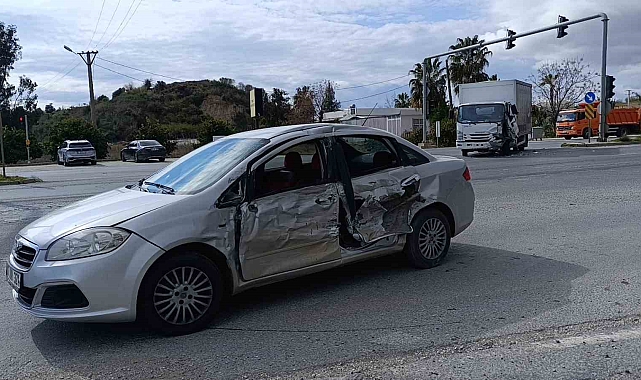 Kırmızı Işıkta Duran Otomobile Çarpmamak İçin Direksiyonu Kırdı, Kamyona Çarptı
