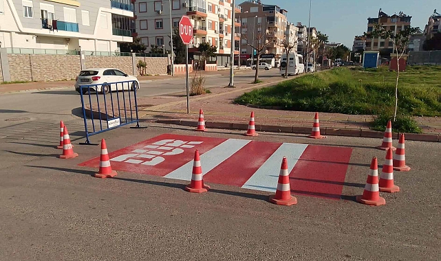 Konyaaltı'nda yol ve okul çizgisi yenileniyor