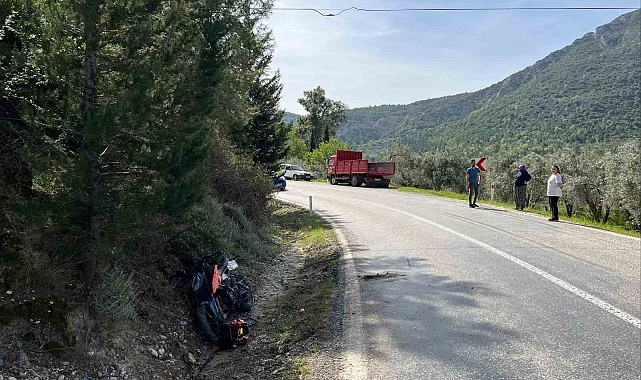 Korkutan Kaza! Manavgat'ta Motosiklet Kamyona Çarptı, Sürücü Hastaneye Kaldırıldı