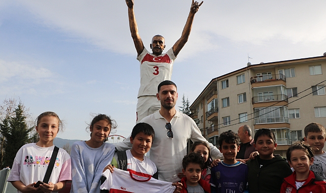Merih Demiral, Bolu’daki heykelini ziyaret etti