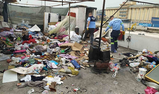 Mersin'de bir evden 5 kamyon çöp çıkarıldı