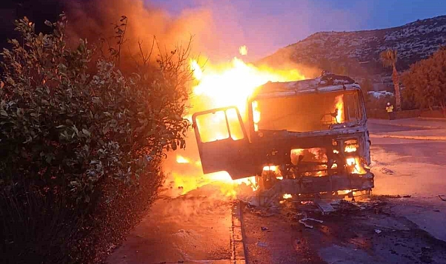Mersin&#039;de karton yüklü tır alev alev yandı