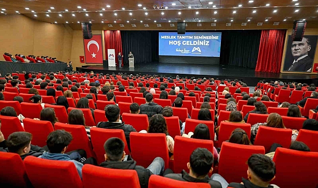 Mersin'de YKS'ye hazırlanan öğrencilere meslek tanıtım semineri düzenlendi