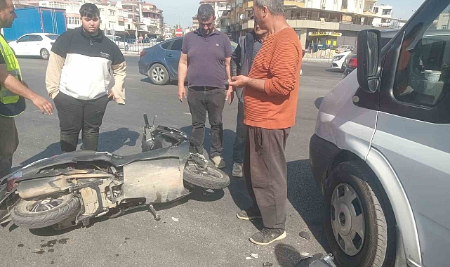 Minibüs ile çarpışan motosikletin sürücüsü yaralandı