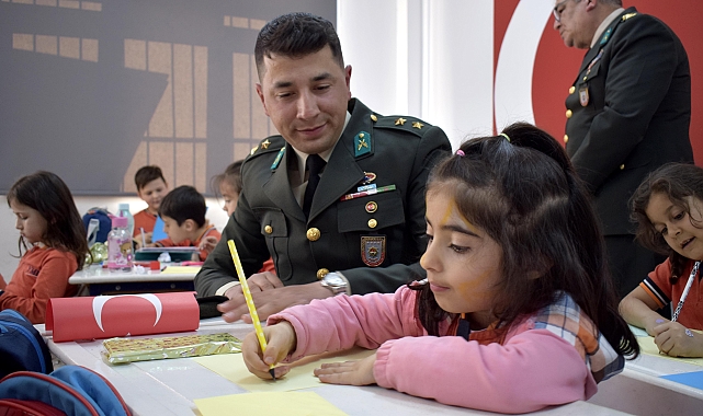 Minik ellerden Mehmetçiğe mektup