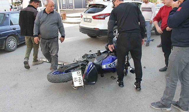 Motosiklet sürücüsü kazayı hafif sıyrıklarla atlattı.